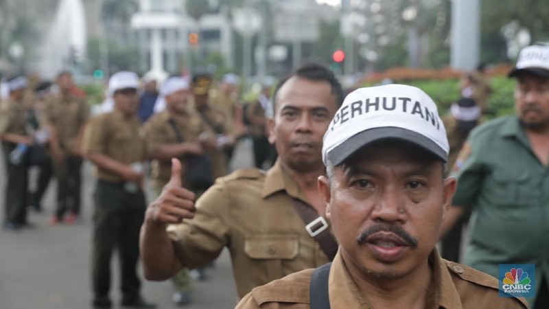 Mereka berdemo menuntut kenaikan kenaikan gaji.