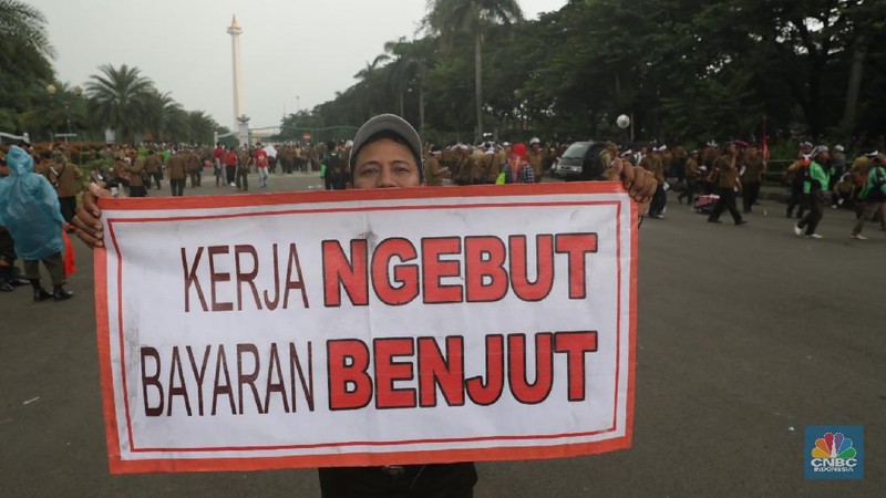 Mereka berdemo menuntut kenaikan kenaikan gaji.