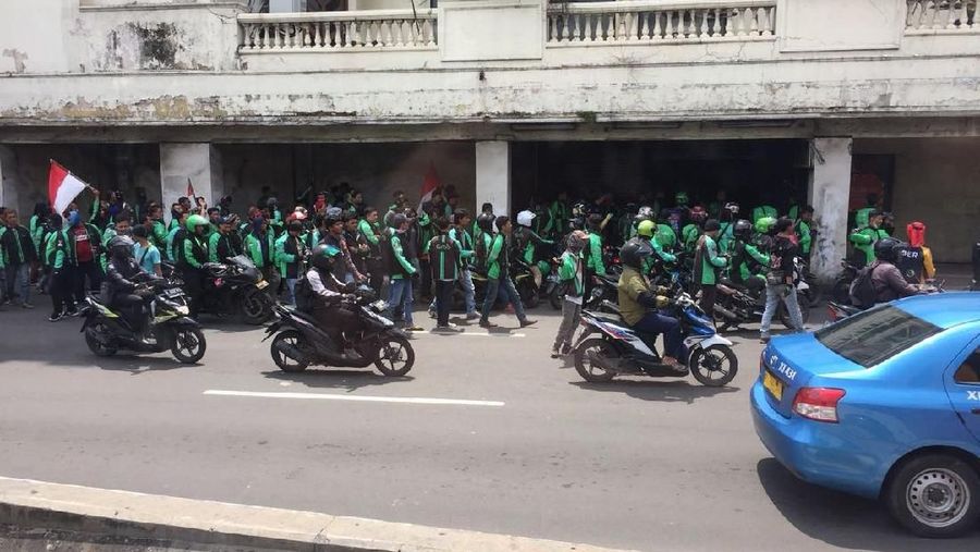 Menteri Perhubungan Budi Karya Sumadi memastikan aturan tarif ojek online (ojol) akan terbit Senin pekan depan.