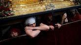 Kala di awal abad Masehi, Pekan Suci dirayakan umat Kristen dengan berpantang anggur dan daging selama berhari-hari, dan pada Jumat serta Sabtu mereka berpuasa penuh. (REUTERS/Jon Nazca)