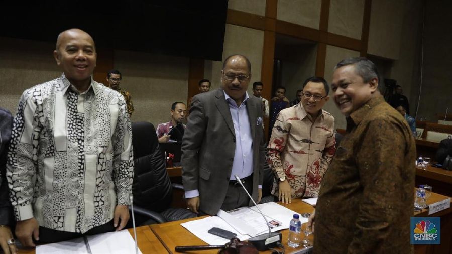 Calon Gubernur Bank Indonesia (BI) Perry Warjiyo memulai uji kepatutan dan kelayakan (fit and proper test) di Komisi XI DPR.