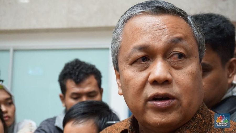 Perry akan menjabat sebagai gubernur BI pada Mei 2018, sementara Dody Budi Waluyo akan menjabat sebagai deputi gubernur BI pada April 2018.