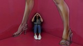 Museum of Illusions alias Museum Ilusi bisa dikunjungi pencinta seni maupun mereka yang senang berpose di depan gambar tiga dimensi lalu mengunggahnya ke media sosial. (AFP PHOTO / Mark RALSTON)