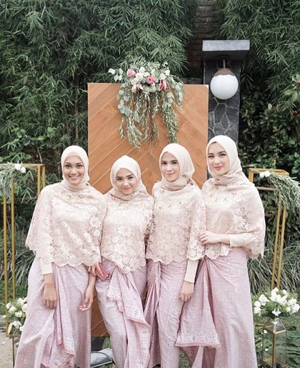 Inspirasi Baju  Bridesmaid  Syar i ala Oki Setiana Dewi 