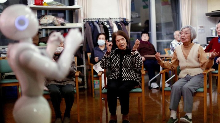 robot jepang Warga mengikuti langkah yang dibuat oleh robot humanoid 'Lada' selama rutinitas latihan sore di panti jompo Shin-tomi di Tokyo, Jepang, 2 Februari 2018. REUTERS / Kim Kyung-Hoon