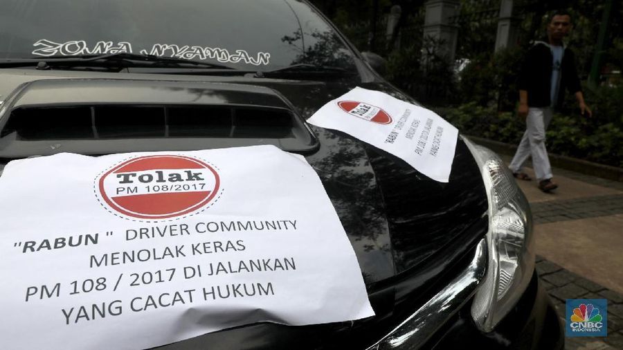 Ratusan pengemudi taksi online berjanji akan terus berdemo sebelum Peraturan Menteri Perhubungan (Permenhub) No 108 Tahun 2017 dicabut.