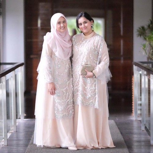 Inspirasi Baju Bridesmaid Syar'i ala Oki Setiana Dewi 