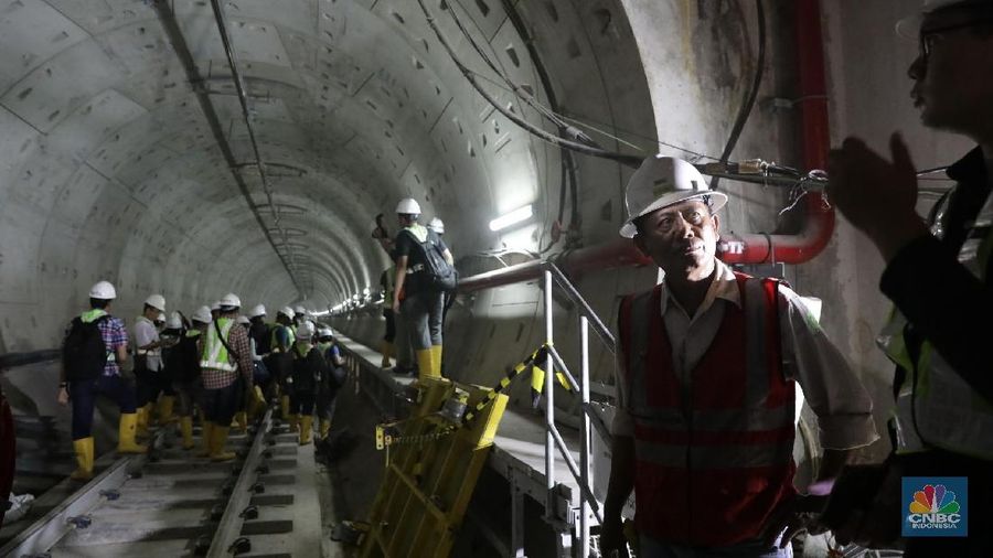 Pekerja menyelesaikan proyek MRT di Stasiun MRT Dukuh Atas, Jakarta, Rabu (28/3). (CNBC Indonesia/Muhammad Sabki)