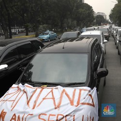 Kredit Macet Terbesar Ada di Pembelian Mobil Taksi Online