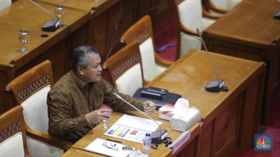 Perry yang sebelumnya menjabat sebagai deputi gubernur BI dianggap akan mampu meneruskan kebijakan BI sebelumnya.