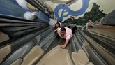 Ada pula gambar tebing maupun jurang, di mana pengunjung bisa seolah nyaris terjatuh. (AFP PHOTO / Mark Ralston)