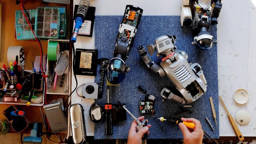 Funabashi Hiroshi dari A Fun, memperbaiki 'AIBO, robot anjing peliharaan, yang rusak, di kantornya di Kasama, Prefektur Ibaraki, Jepang, 6 Februari 2018. REUTERS / Kim Kyung-Hoon