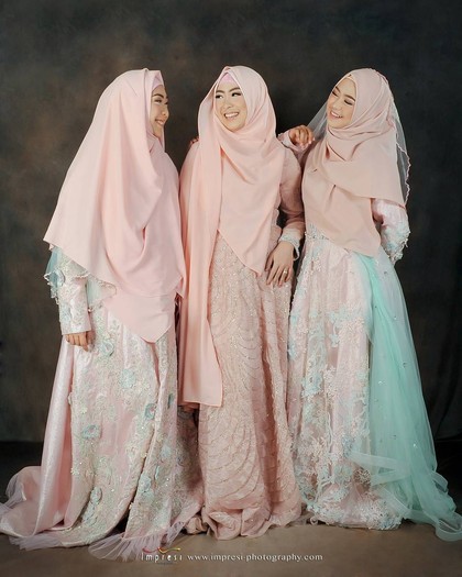 Inspirasi Baju  Bridesmaid Syar i  ala Oki Setiana Dewi 