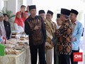 Jokowi Borong Dagangan Nasabah Bank Wakaf di Istana Negara