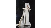 Tahun 2013, Gaga membuat kejutan dengan tampil epik menggunakan gaun putih panjang dengan tambahan tutup kepala berbentuk seperti lembaran kertas putih. (Rick Diamond/Getty Images for MTV/AFP)