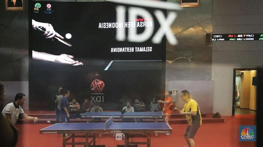 Mereka bermain usai penutupan bursa jelang libur panjang.