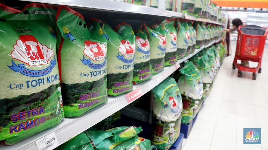 Pengunjung memilih beras di Supermarket, Jakarta, Kamis (29/3). Jelang bulan Puasa, Kementerian Perdagangan berencana mengeluarkan Peraturan Menteri Perdagangan baru mengenai daftar merek beras guna menstabilkan harga beras. (CNBC Indonesia/Muhammad Sabki )