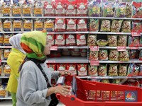 Penjualan Ritel Anjlok, Apa Kabar Jualannya Emiten Konsumer?