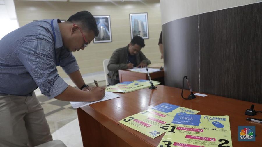 Direktur Jenderal (Dirjen) Pajak Robert Pakpahan melakukan kunjungan ke KPP WP Radjiman Widyodiningrat, Jakarta, Kamis (29/3). Direktorat Jenderal Pajak terus melakukan soslisasi kepada masyarakat untuk segera melapor SPT pajak tahunan sebelum batas waktu berakhir pada 31 Maret 2018. (CNBC Indonesia/Muhammad Sabki)