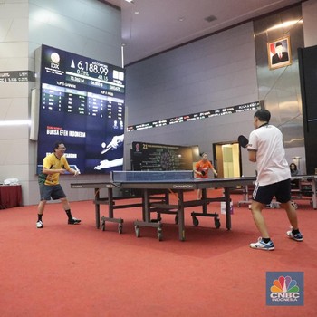 Saat Lantai Bursa Dijadikan Arena Bermain Tenis Meja