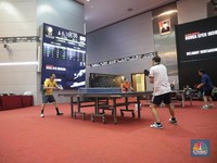 Saat Lantai Bursa Dijadikan Arena Bermain Tenis Meja