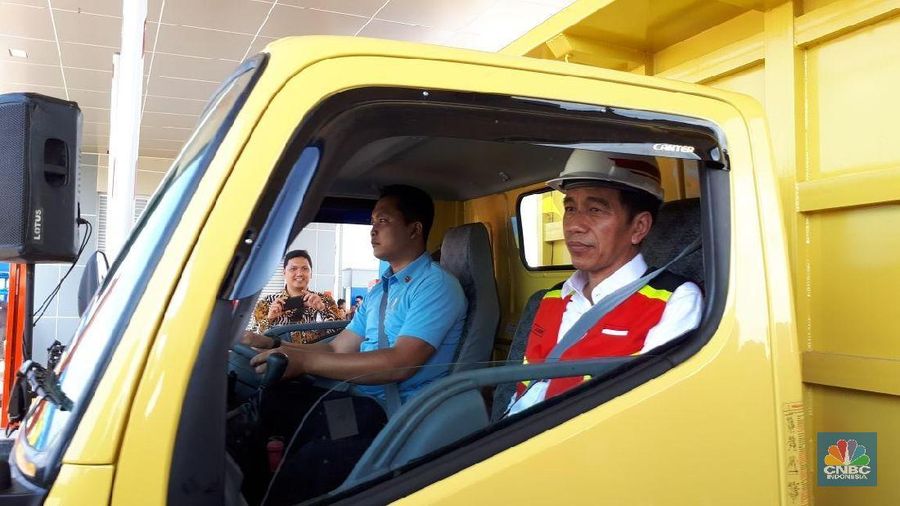 Presiden Joko Widodo meresmikan tol Ngawi - Kertosono hari ini.