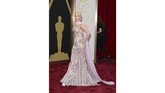 Seiring tahun, Gaga terlihat mengubah tampilannya. Di 2014 dia mulai mencoba untuk tampil 'normal' dengan gaun putih panjang strapless dan rambut terikat serta make-up yang wajar. (Jason Merritt/Getty Images/AFP)