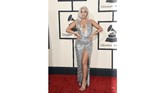 Meski masih tampil seksi, tapi Gaga semakin sering terlihat bergaya wajar. Termasuk dengan gaun biru berbelahan tinggi yang dipakainya di tahun 2015. (Jason Merritt/Getty Images/AFP)