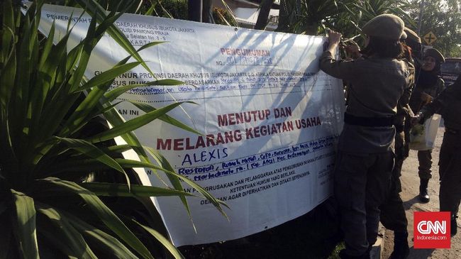 Sempat Ricuh, Satpol PP Pasang Spanduk Penutupan Alexis