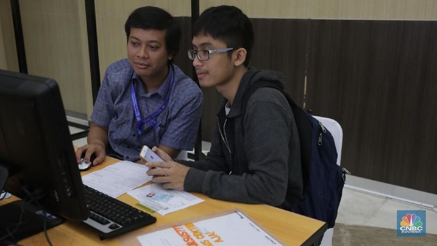 Direktur Jenderal (Dirjen) Pajak Robert Pakpahan melakukan kunjungan ke KPP WP Radjiman Widyodiningrat, Jakarta, Kamis (29/3). Direktorat Jenderal Pajak terus melakukan soslisasi kepada masyarakat untuk segera melapor SPT pajak tahunan sebelum batas waktu berakhir pada 31 Maret 2018. (CNBC Indonesia/Muhammad Sabki)