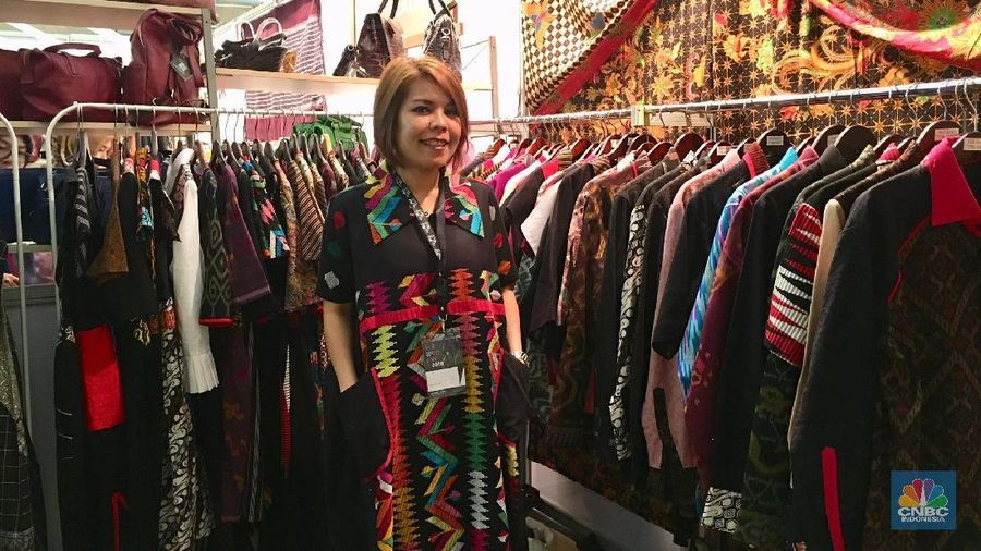 Indonesia Fashion Week kembali digelar, gerai pedagang batik daerah ramai mengisi gerai-gerai di pameran. Para pedagang mengaku bisa meraup omzet ratusan juta.