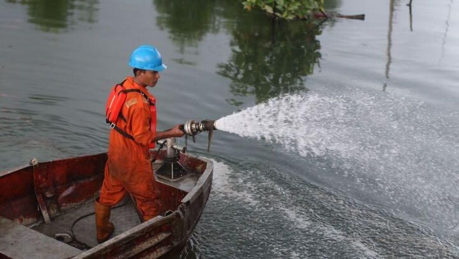 Suasana landing craft tank (LCT) yang terbakar di perairan Teluk Balikpapan, tidak jauh dari Refinery Unit V Balikpapan milik PT Pertamina (Persero)