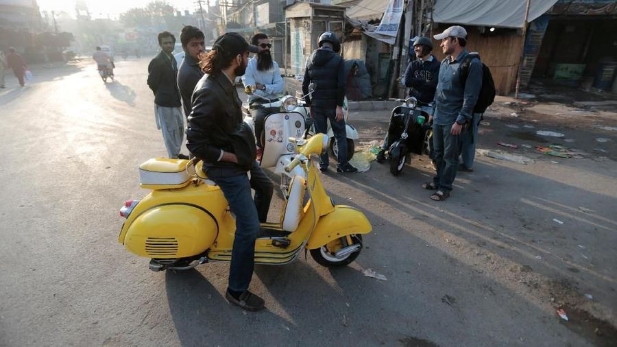 Motor roda dua Italia Piaggio adalah simbol status tertinggi untuk penggemar sepeda Pakistan pada 1960-an dan 1970-an.