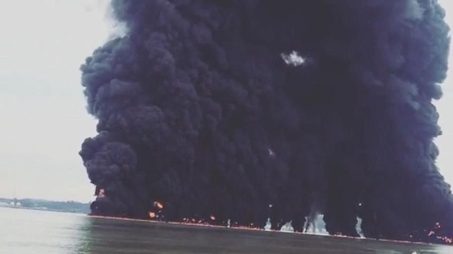 Ada dua peristiwa terjadi di wilayah Pelabuhan Semayang yang waktunya hampir bersamaan, yaitu tumpahan minyak dan kebakaran tali kapal tanker.