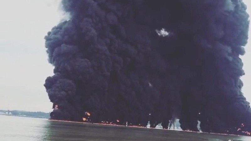 Ada dua peristiwa terjadi di wilayah Pelabuhan Semayang yang waktunya hampir bersamaan, yaitu tumpahan minyak dan kebakaran tali kapal tanker.