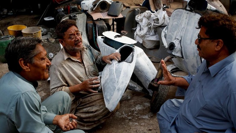 Motor roda dua Italia Piaggio adalah simbol status tertinggi untuk penggemar sepeda Pakistan pada 1960-an dan 1970-an.