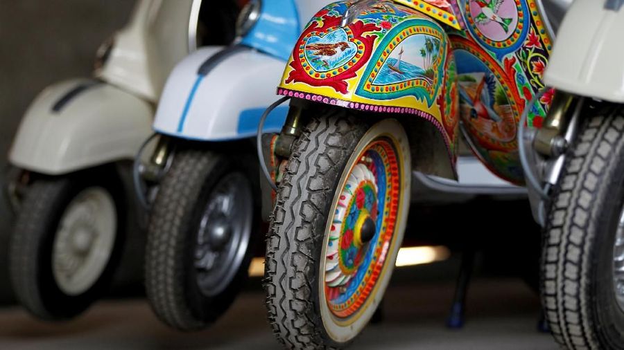 Motor roda dua Italia Piaggio adalah simbol status tertinggi untuk penggemar sepeda Pakistan pada 1960-an dan 1970-an.