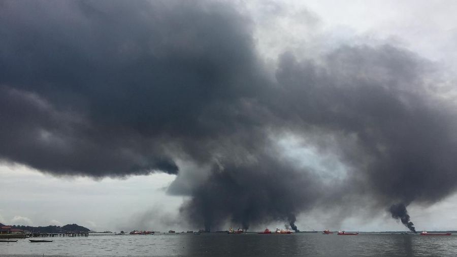 Ada dua peristiwa terjadi di wilayah Pelabuhan Semayang yang waktunya hampir bersamaan, yaitu tumpahan minyak dan kebakaran tali kapal tanker.