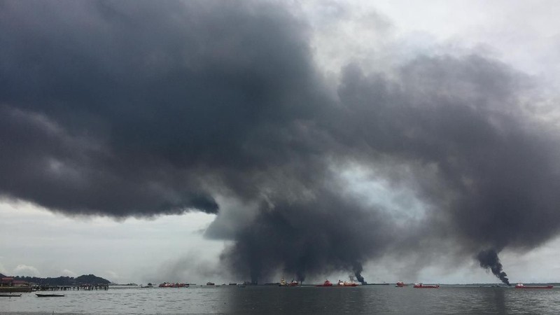 Ada dua peristiwa terjadi di wilayah Pelabuhan Semayang yang waktunya hampir bersamaan, yaitu tumpahan minyak dan kebakaran tali kapal tanker.