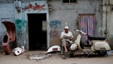 Penggemar Vespa di Pakistan melakukan berbagai cara untuk melestarikan kendaraan ikonik asal Italia tersebut. (Reuters/Akhtar Soomro)