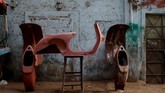 Di Lahore, daerah perbatasan India dan Pakistan, pemilik Vespa harus puas dengan suku cadang berkualitas rendah yang bukan produk orisinil. (Reuters/Akhtar Soomro)