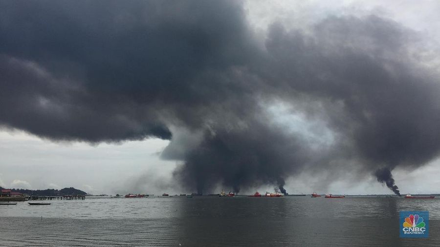 Berdasarkan penelitian tumpahan minyak tersebut bukan hasil produksi kilang Balikpapan Pertamina.