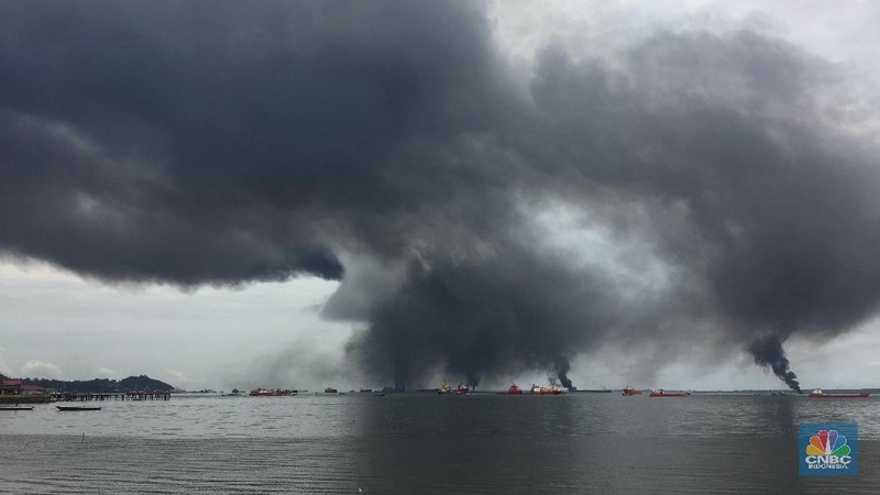 Suasana landing craft tank (LCT) yang terbakar di perairan Teluk Balikpapan, tidak jauh dari Refinery Unit V Balikpapan milik PT Pertamina (Persero)