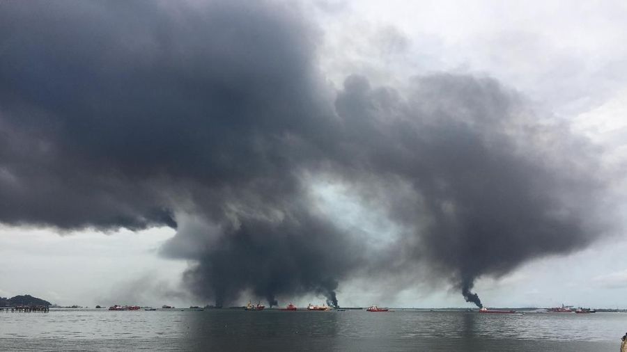 Ada dua peristiwa terjadi di wilayah Pelabuhan Semayang yang waktunya hampir bersamaan, yaitu tumpahan minyak dan kebakaran tali kapal tanker.