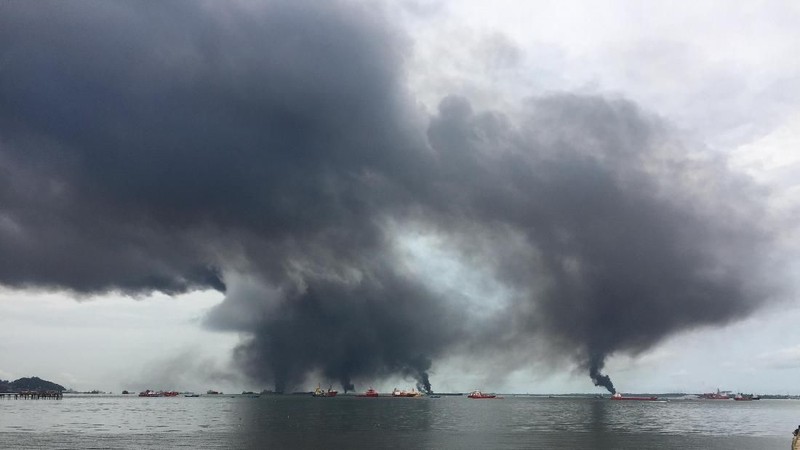 Ada dua peristiwa terjadi di wilayah Pelabuhan Semayang yang waktunya hampir bersamaan, yaitu tumpahan minyak dan kebakaran tali kapal tanker.
