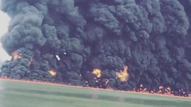 Ada dua peristiwa terjadi di wilayah Pelabuhan Semayang yang waktunya hampir bersamaan, yaitu tumpahan minyak dan kebakaran tali kapal tanker.
