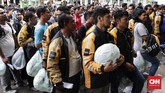 Para pengemudi ojek online mitra UberMotor mendaftar ke aplikator Gojek Indonesia setelah Uber diakuisisi oleh Grab. (CNNIndonesia/Safir Makki)
