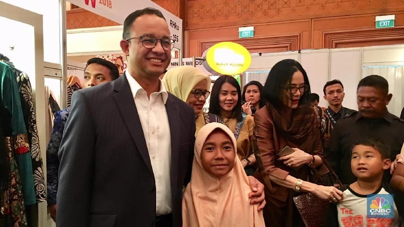 Gubernur DKI Jakarta Anies Baswedan mengunjungi pameran dagang Indonesia Fashion Week (IFW) 2018 hari terakhir.