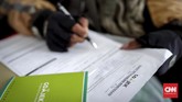 Syarat bagi calon pengemudi Gojek Indonesia antara lain, menyertakan KTP, SIM, STNK dan aplikasi Uber yang aktif. (CNNIndonesia/Safir Makki)