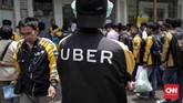 Ratusan pengemudi ojek online mitra UberMotor berbondong menyerbu kantor Gojek Indonesia di kawasan Summarecon Bekasi, Minggu, 1 April 2018. (CNNIndonesia/Safir Makki)